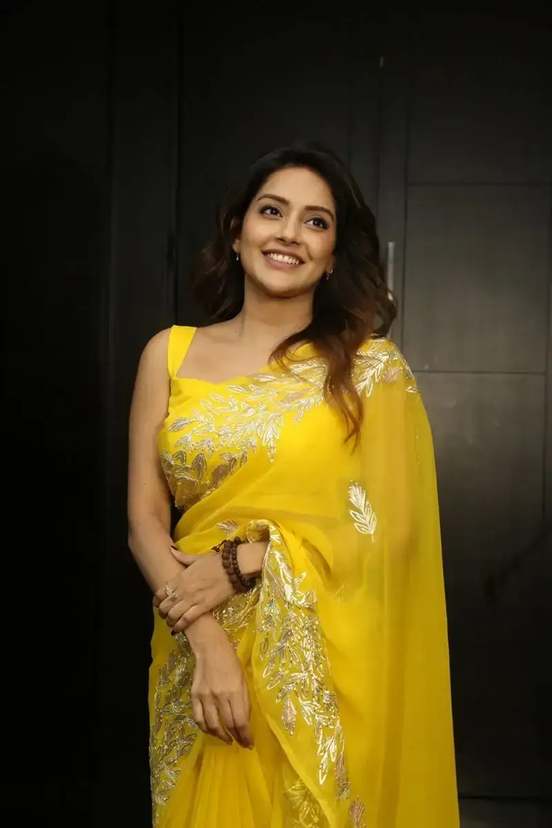 MALAYALAM ACTRESS MAHIMA NAMBIAR IMAGES IN YELLOW SAREE 23